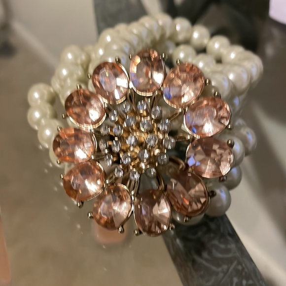 PEARLS AND PINK CRYSTALS FLOWER BRACELET. - Picture 7 of 9